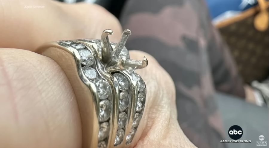 Am Gepäckband verlor April Schmitt den Diamanten, der auf ihren Ehering gesteckt war.