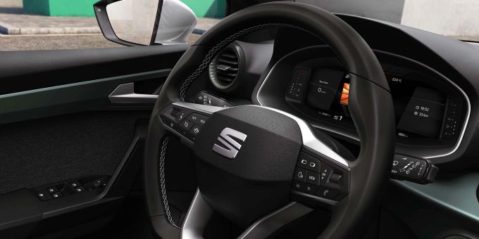 Das Lenkrad des Seat Arona präsentiert sich in einem modernen Design, das gut in das Cockpit integriert ist. Je nach Ausstattungsvariante kann es sogar mit Nappa-Leder überzogen sein. Seat Arona