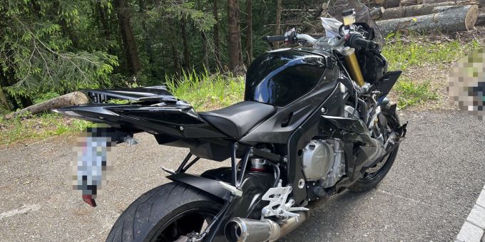 In Mühlrüti sind zwei Motorräder kollidiert. Kollision in Mühlrüti