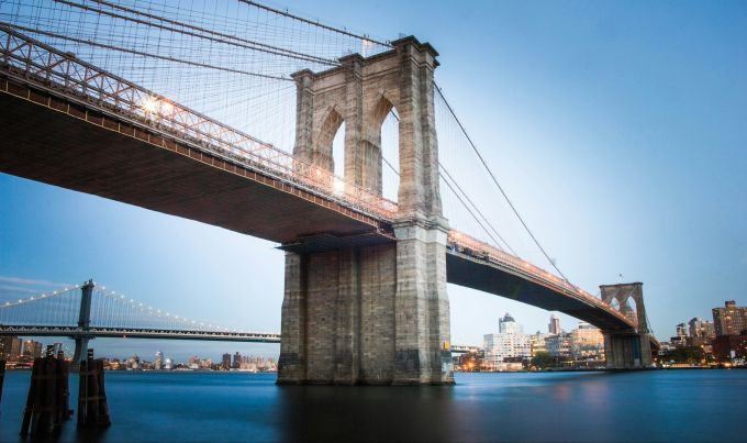 Die Brooklyn Bridge ist eines der bekanntesten Wahrzeichen von New York. New York Brooklyn Bridge