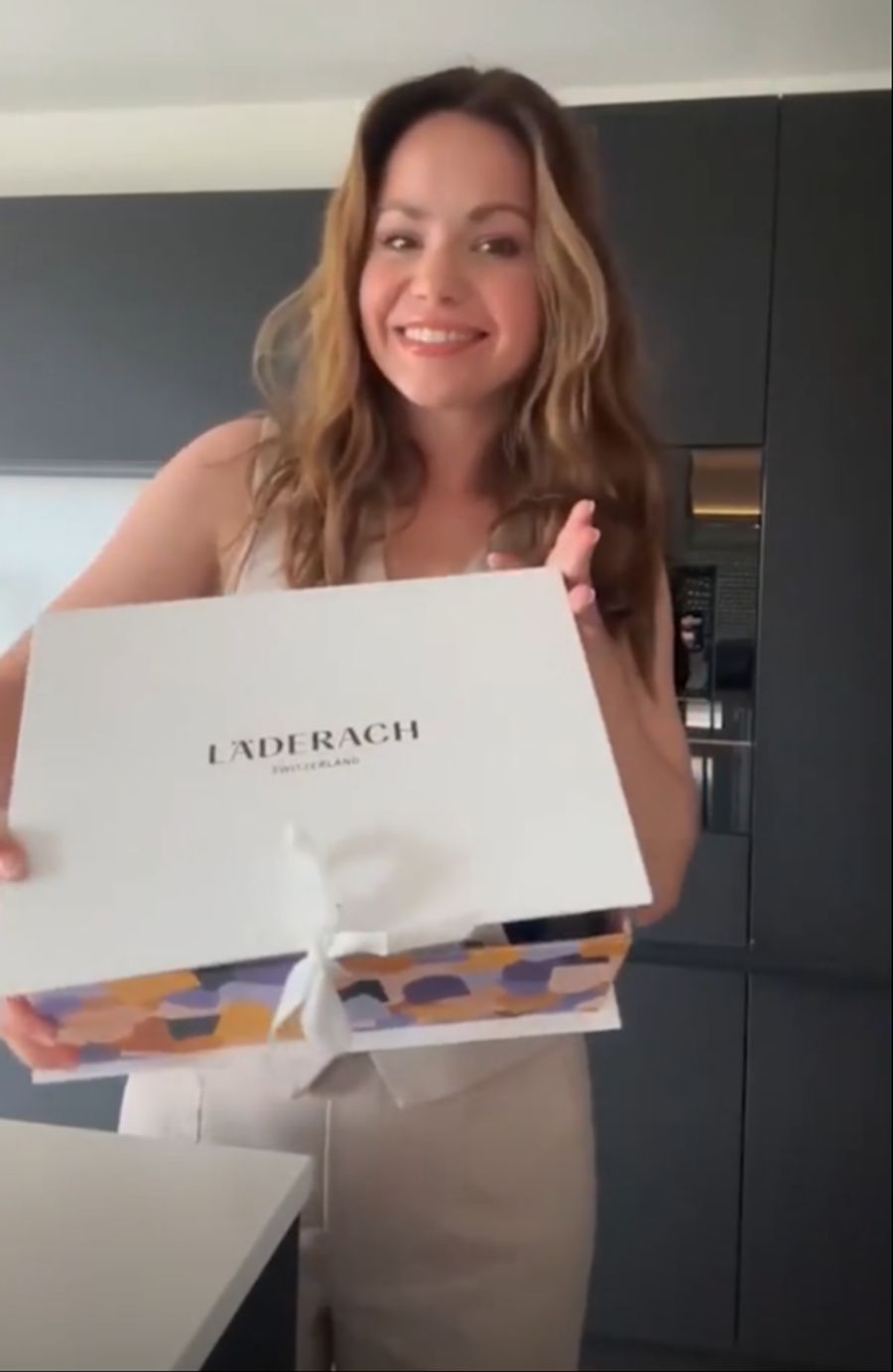 Christina Hänni freut sich über das süsse Schoggi-Paket von Läderach.