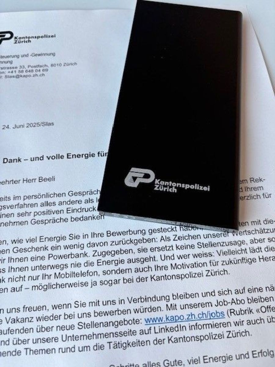Von der Kapo Zürich gibts für Bewerber zur Absage eine Powerbank.