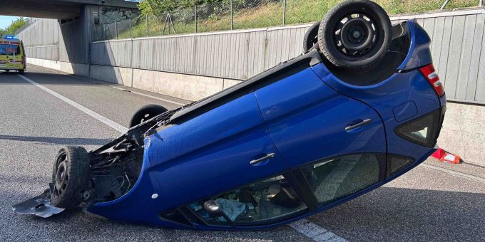 Bei einem Unfall auf der A2 bei Brittnau hat sich ein Auto überschlagen. Überschlagen