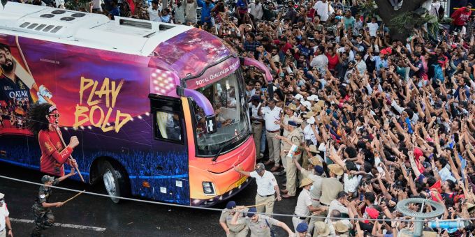 Kricket-Fans in Bengaluru jubeln ihrem Heimteam zu, das in einem Bus sitzt. (Archvibild) Kricket-Fans