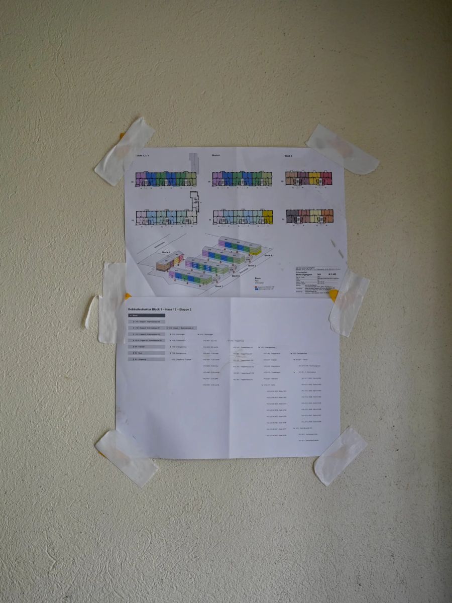 Im Treppenhaus verrät ein Plan den Ablauf des Umbaus.