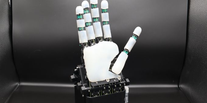 Die von den EPFL-Roboterhand ADAPT kann mit ihrer flexiblen «Haut» aus Silikon und ihren Federgelenken greifen wie ein Mensch. Schweizer Technologie