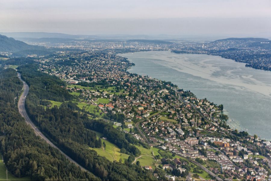 Das Schulhaus befindet sich in Horgen am Zürichsee.