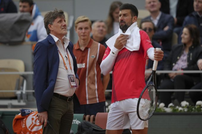 Novak Djokovic fordert die Offiziellen auf, das Dach zu schliessen. Novak Djokovic French Open