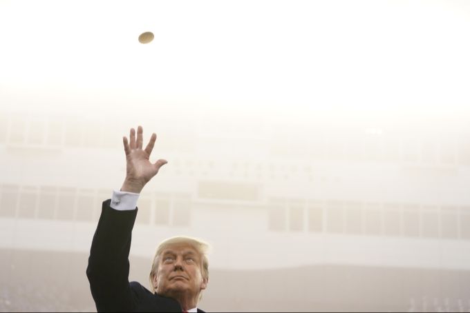US-Präsident Donald Trump wirft eine Münze zu Beginn des 121. Army-Navy-Football-Spiels im Michie-Stadion von West Point, New York. Donald Trump Geld