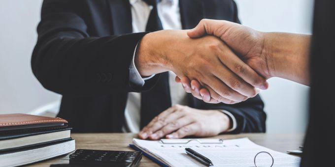 Bei der Kreditvergabe wurde die Richtigkeit der Angaben des arglistig handelnden Antragstellers nicht geprüft. (Symbolbild) Millionenkredite Mann Portugiese Corona
