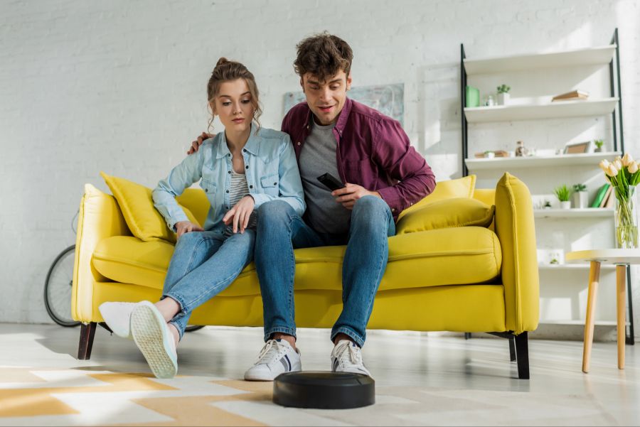 Sofa Paar Roboter Staubsauger
