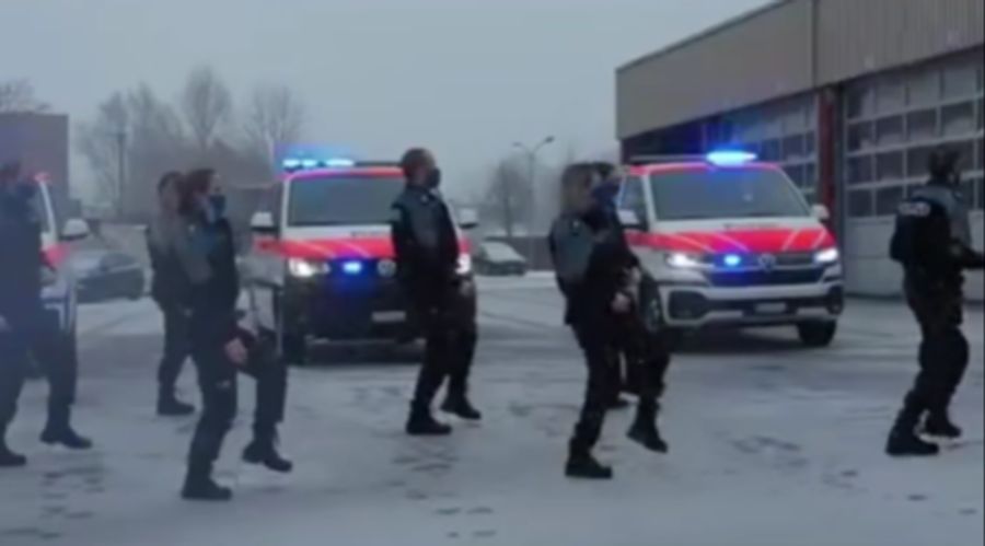 Vor einigen Jahren ging die Jerusalema-Dance-Challenge viral. Auch die Zuger Polizei machte mit.