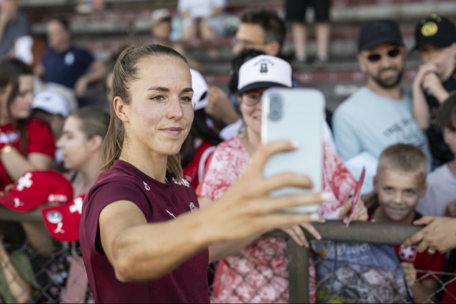 Lia Wälti macht Selfies...