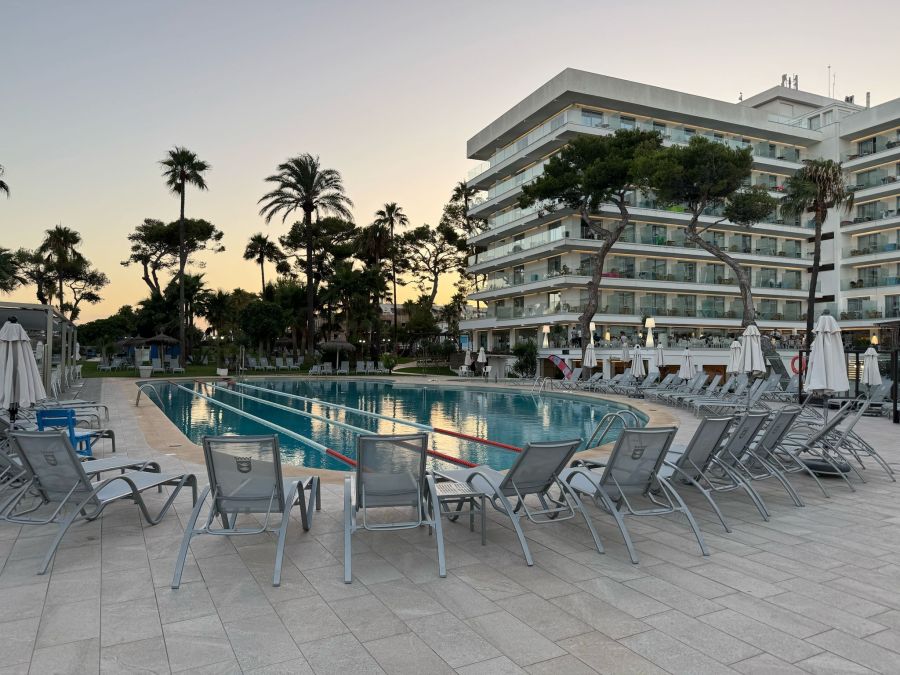 Pro Hotel-Tüechli müssen 15 Euro an Depot bezahlt werden. Und: Wird ein Pool-Liegestuhl ohne Anwesenheit mit einem Tüechli reserviert, wird dieses vom Hotel-Personal entfernt und die Kaution
