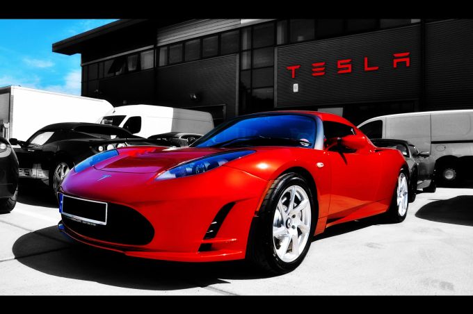 Für Tesla sieht es an der Börse derzeit düster aus. (Symbolbild) tesla auto symbol