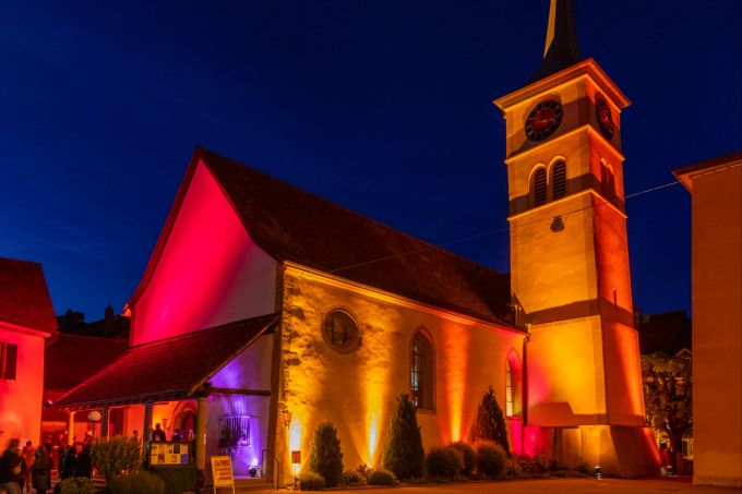 Lichtinstallationen lassen die Kirchen erstrahlen. Symbolbild