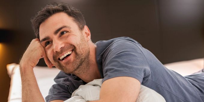 Ohne ausreichend Schlaf gerät dein Körper aus dem Gleichgewicht, was sich auf deine physische, mentale und emotionale Verfassung auswirken kann. Schlaf