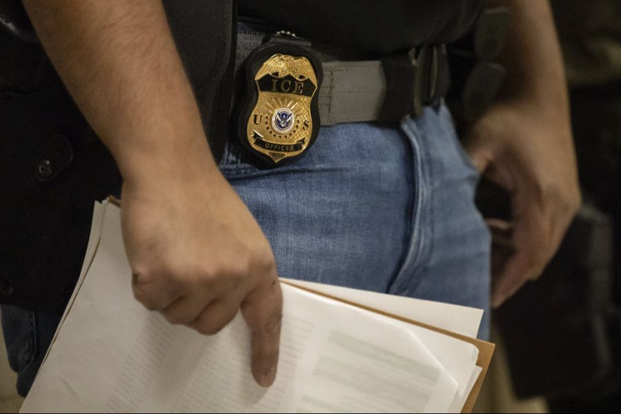 Das ICE hat derzeit den Auftrag von Donald Trump und seiner Regierung, mindestens 3000 Migranten pro Tag festzunehmen.