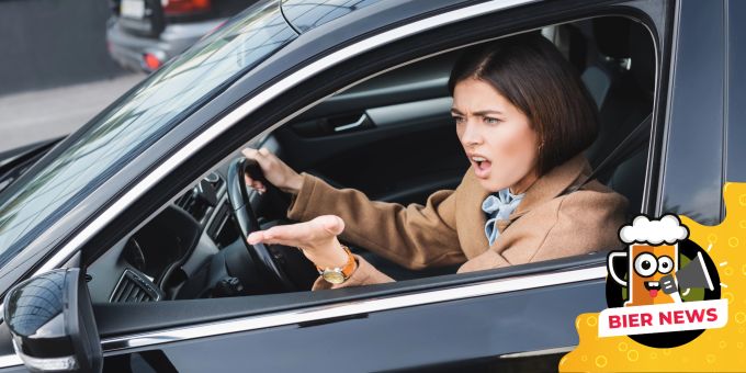Eine Frau im Auto. Auto