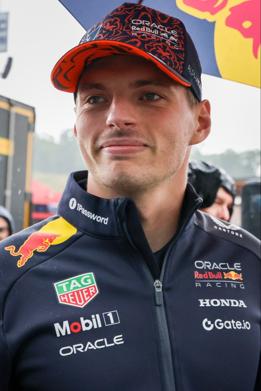 Max Verstappen dementiert die Gerüchte über einen Wechsel zu Mercedes.