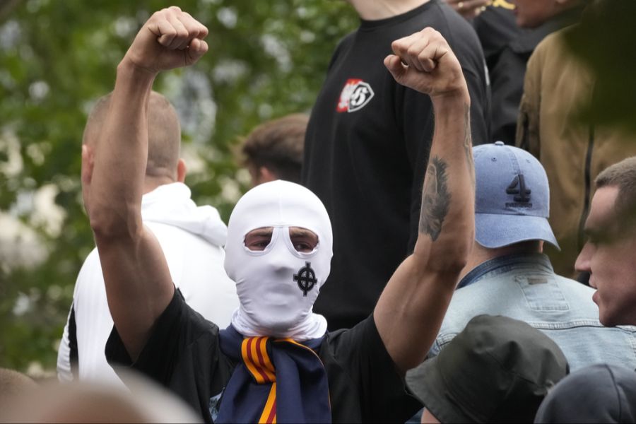 Es kam zu Zwischenfällen durch die Hooligans und Gegendemonstranten.