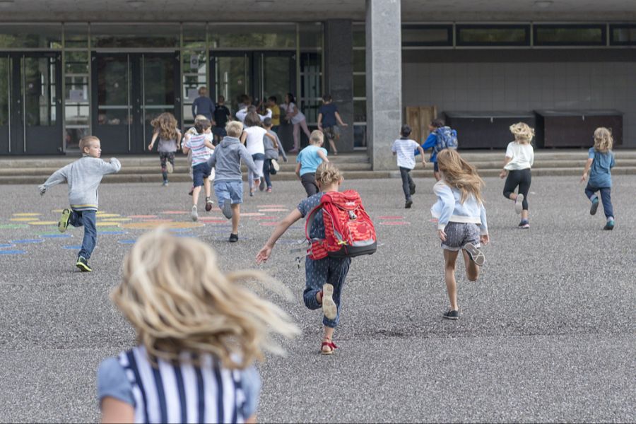 Er sieht in einem Schulwechsel vielmehr auch als eine Chance für einen Neustart für die Kinder. (Symbolbild)
