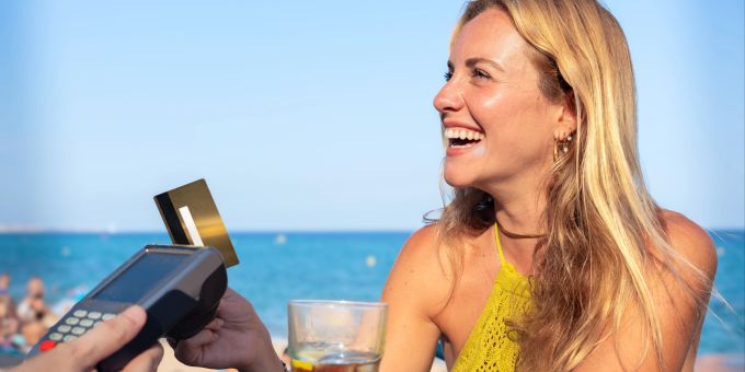 Einfache Nutzung, weltweite Einsatzmöglichkeiten und attraktive Vergünstigungen – mit der Travel Karte von Swiss Bankers steht deinen sorgenfreien Ferien nichts im Weg! Kreditkarte Ferien