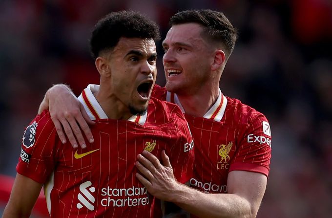 Luis Diaz (l.) bejubelt seinen Treffer für Liverpool. Liverpool