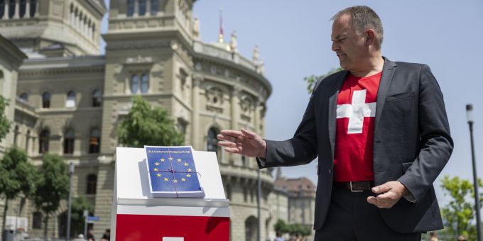 SVP Nationalrat Marcel Dettling zeigt während einer Inszenierung einen geschnürten Stapel Papier, welcher die Verträge mit der EU repräsentieren soll, um gegen diese zu protestieren. SVP Nationalrat Marcel Dettling