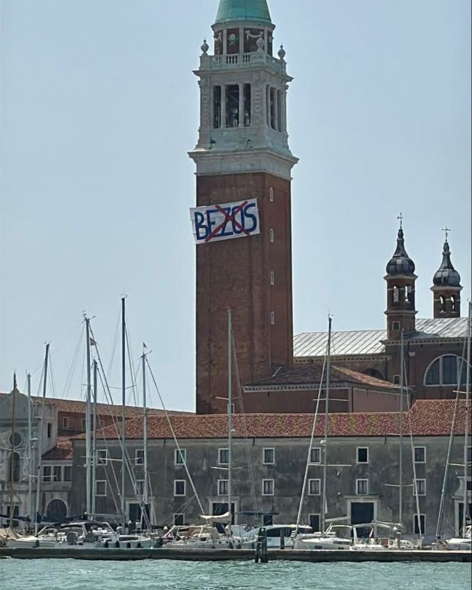 Die Proteste nehmen zu: Ein durchgestrichenes «Bezos»-Plakat ziert den Kirchturm der Basilika San Giorgio Maggiore. Jeff Bezos