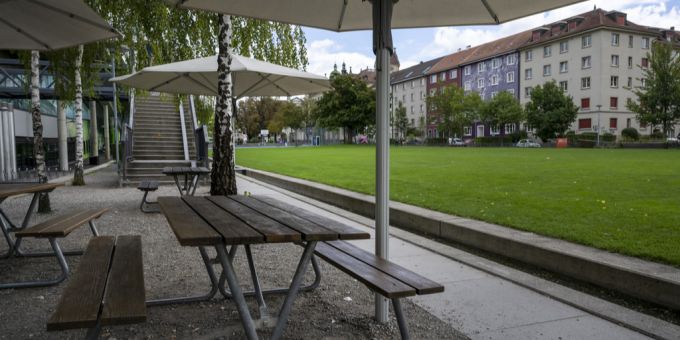 Blick auf die Wiese der Dreirosenanlage in Basel. Dreirosenanlage Basel