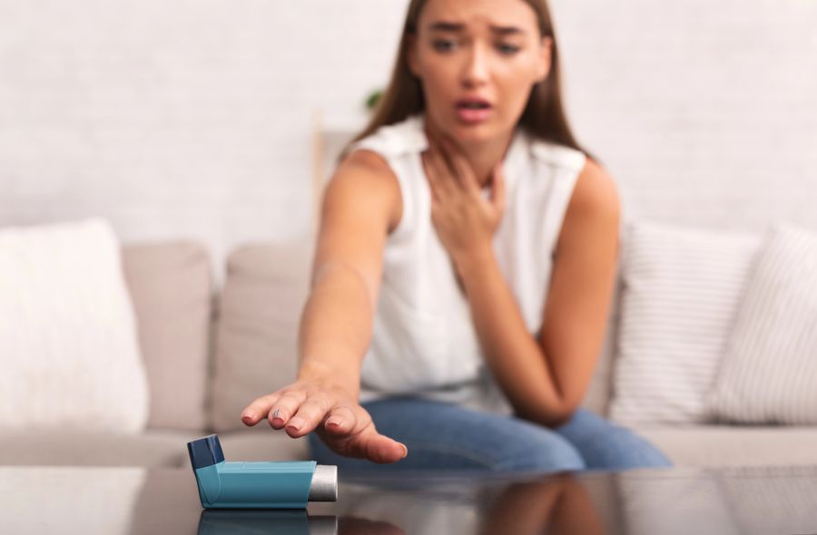 frau greift zu inhalator
