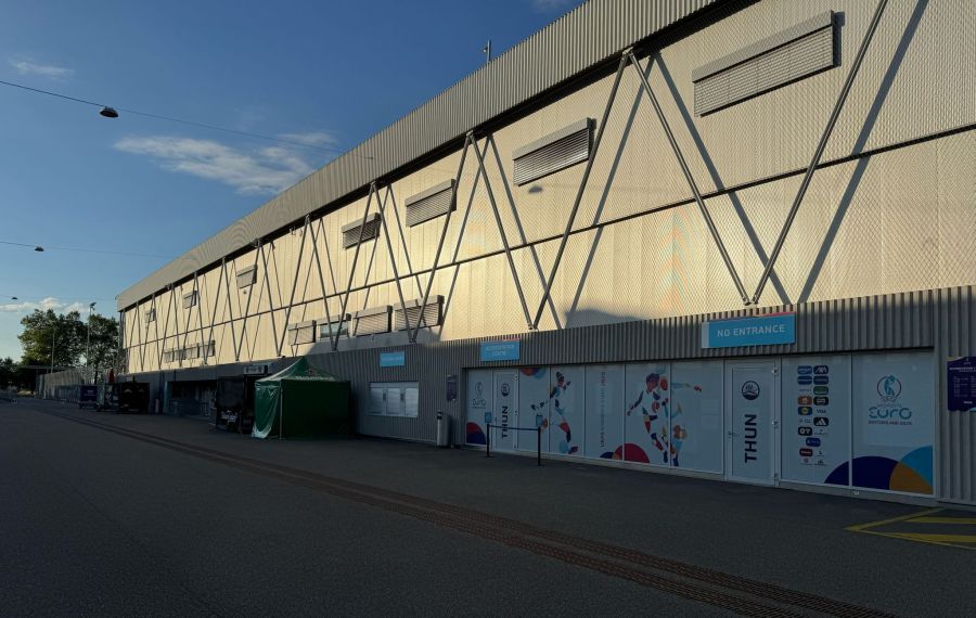 So sind beispielsweise die Stadion-Eingänge nicht mehr im Rot-Weiss des FC Thun, sondern erstrahlen im Branding der WEURO 2025. Auch erste Verpflegungsstände stehen schon auf dem Gelände.