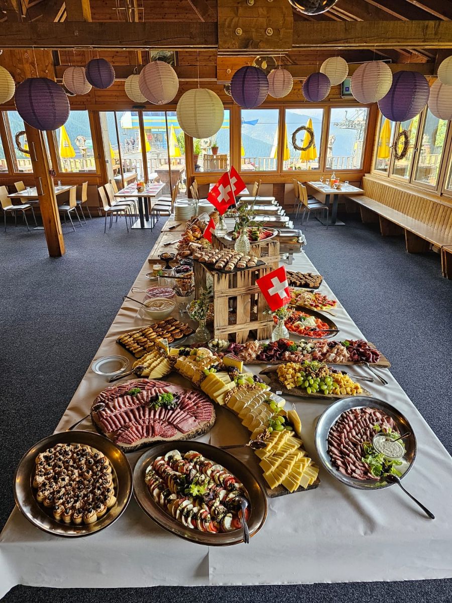 Tisch im Restaurant mit Brunch Buffet-Style