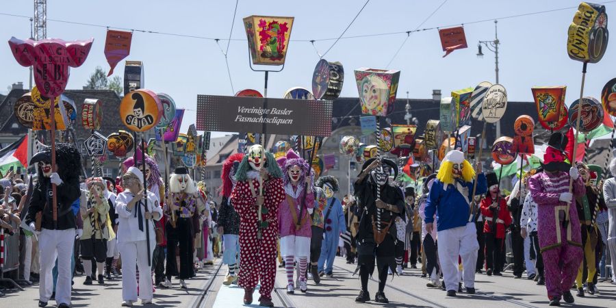 Auch Fasnächtler begleiten die Delegationen auf der Parade durch die Stadt.