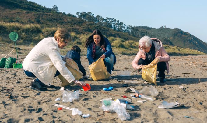 Zurückgelassener Müll schadet der Umwelt und ihren Bewohnern. Wer helfen will, kann sammeln - so wie diese Freiwilligen hier. (Symbolbild) Müll Strände Europa weniger