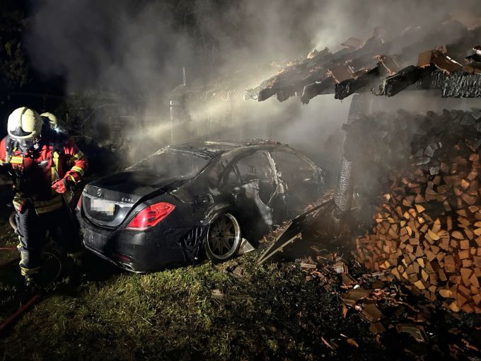 Der Unfall und der Brand führten zu Sachschaden. Sachschaden