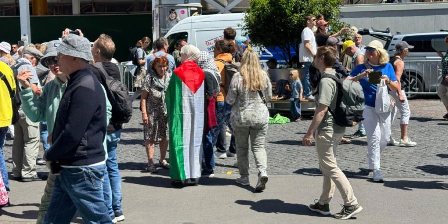 Am Eurovision Song Contest in Basel sind Palästina-Flaggen zu sehen.