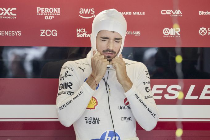 Charles Leclerc fährt im Miami am Podest vorbei. Ferrari Lewis Hamilton