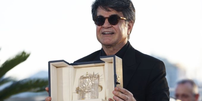Jafar Panahi posiert mit der Goldenen Palme in Cannes. Jafar Panahi