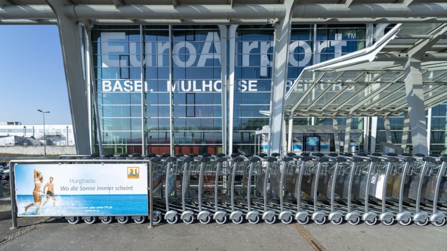 Da der Flughafen Basel auf französischem Staatsgebiet liegt, untersteht er der Meldepflicht von Personen im Sicherheitsbereich nicht.