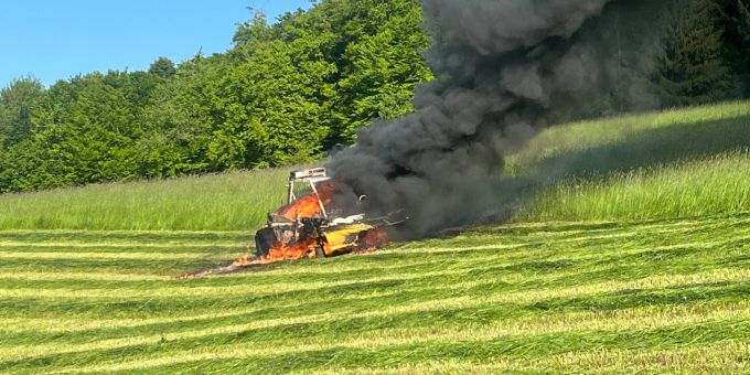 Ebikon LU: Zweiachsmäher gerät bei Feldarbeit in Brand. Ebikon LU