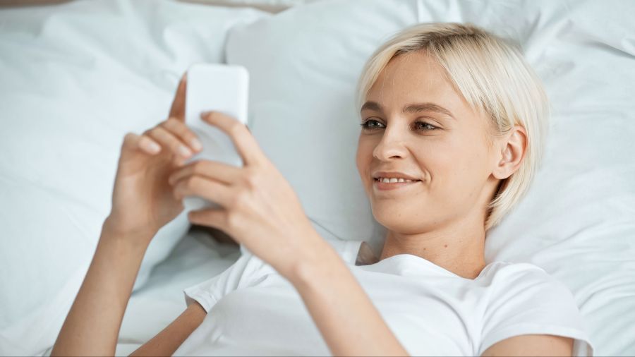 Junge Frau am Smartphone
