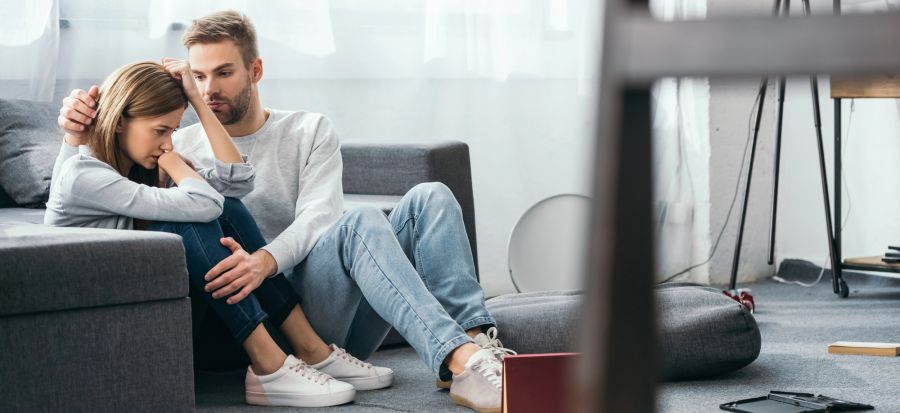 Mann tröstet Frau