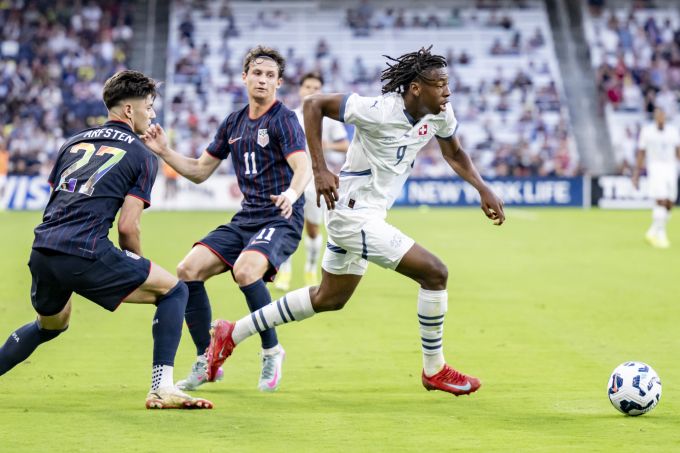 Johan Manzambi zeigt ein starkes Startelf-Debüt in der Schweizer Nati. Schweizer Nati Johan Manzambi