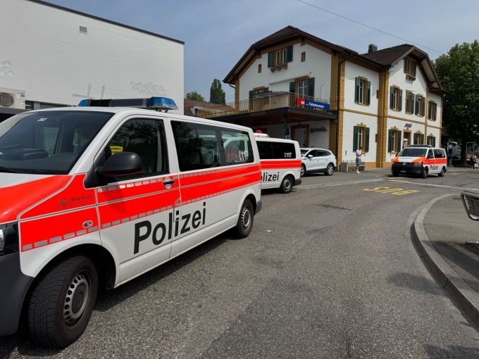 Einsatzkräfte der Stapo Zürich beim Bahnhof Tiefenbrunnen. unfall zürich
