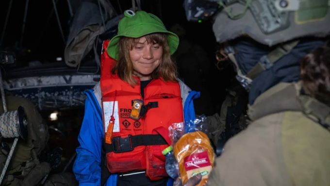 Greta Thunberg erhält von einer israelischen Soldatin Wasser und ein Sandwich.