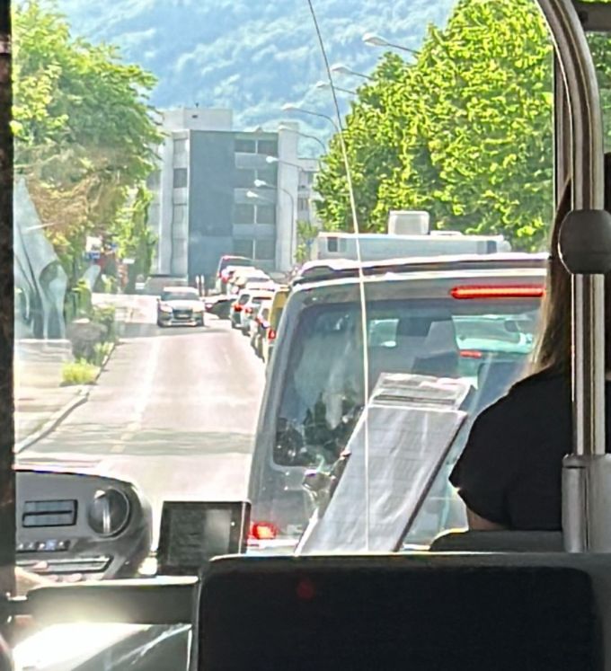 Stau soweit das Auge reicht. Eine Nau.ch-Leserin aus Bellmund BE hat für ihren Post-Besuch in Nidau BE derzeit eine Stunde – statt wie üblich 20 Minuten. Nidau Kreisel Baustelle