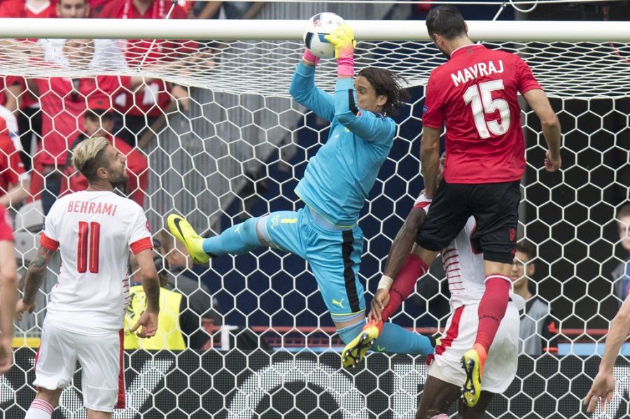 An der EM 2016 ist Yann Sommer die Nummer 1. Obwohl er in vier Spielen nur zwei Tore kassiert, scheitert die Nati im Achtelfinal im Penaltyschiessen an Polen.