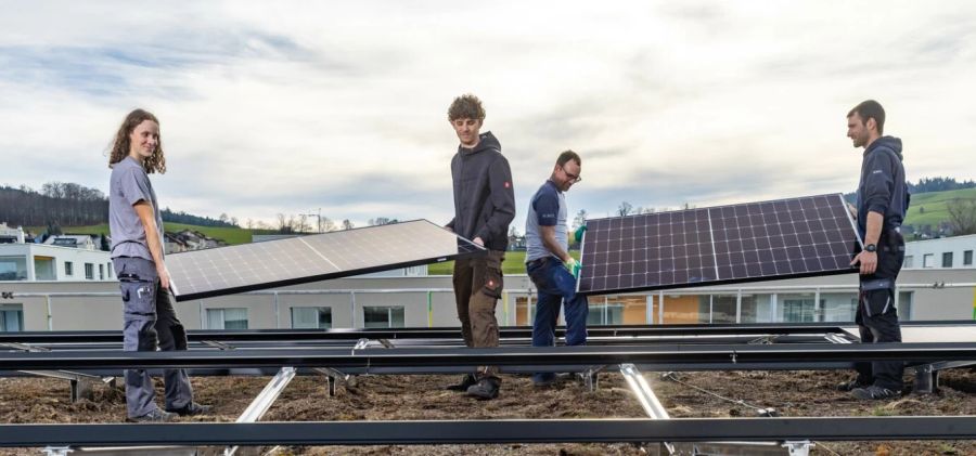 Swissolar bildet zum ersten Mal Solar-Lehrlinge aus.